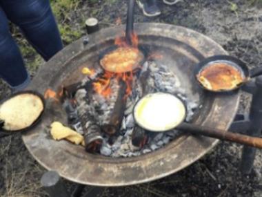 Billede af børn, der laver pandekager over bål