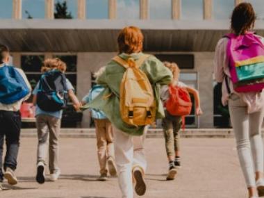 Billede af elever der går mod skolens indgang
